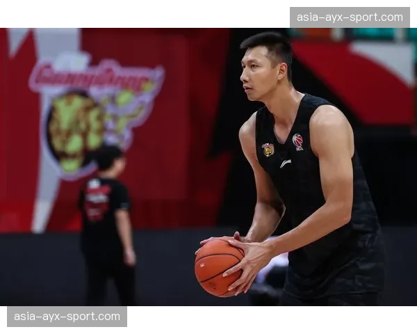 特写：老将易建联现身广东主场，接受全场致意