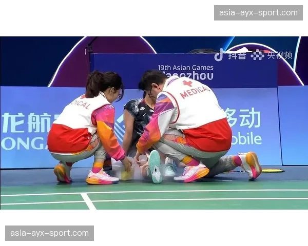 安洗莹比赛中意外滑倒，医疗暂停后坚持完赛并取胜