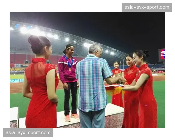 花絮：颁奖礼仪志愿者进行最后彩排，托奖盘姿势需精确到角度