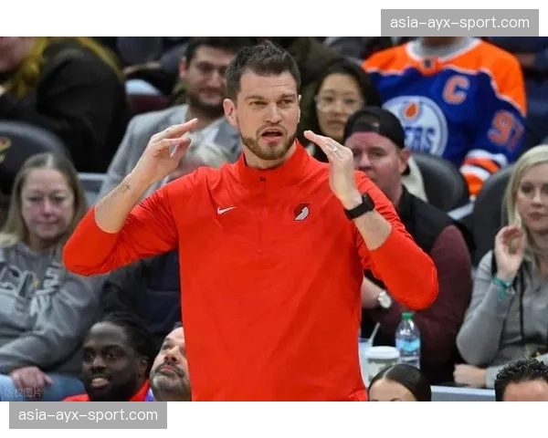 记者：如带领球队打进季后赛，开拓者会考虑留任临时主帅斯普利特